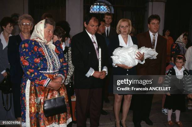 Baptême d'un bébé dans une église à Domazlice, en mai 1997, République tchèque.