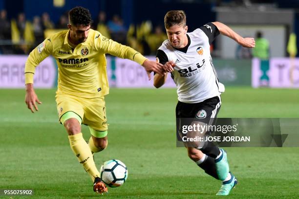 Villarreal's Spanish defender Alvaro Gonzalez challenges Valencia's Argentinian forward Luciano Vietto during the Spanish league football match...