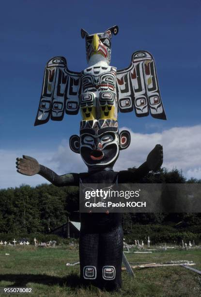 Totem amérindien Kwakwaka'wakw de Stanley Park, représentant un aigle et Tsonoqua, à Vancouver, au Canada, en octobre 1975.