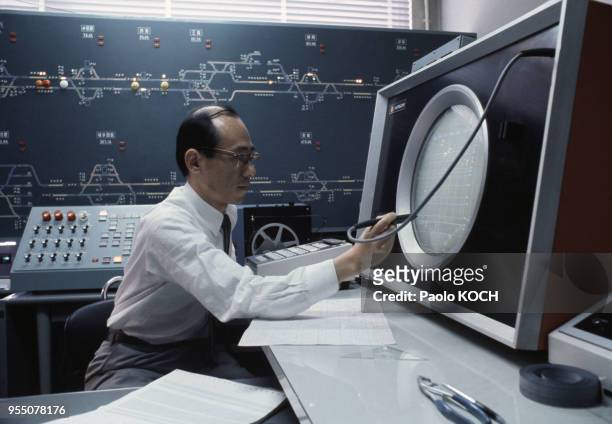 Ingénieur de la ?Railway Technical Research Institute? travaillant sur un simulateur, à Kunitachi, en mai 1970, Japon.