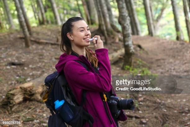 weibliche wanderer mit lippenbalsam - lip balm stock-fotos und bilder
