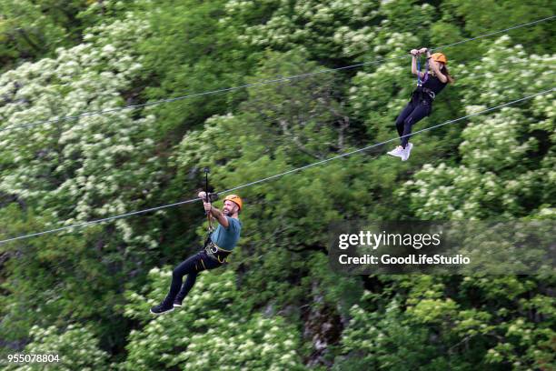 pareja en tirolina - zip line fotografías e imágenes de stock