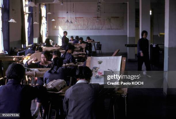 Femmes faisant de la broderie sur soie à Changsha, circa 1970, Chine.