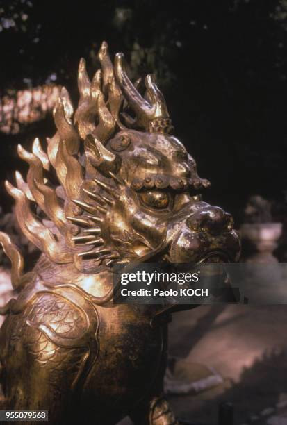 Statue en bronze dans une cour de la Cité interdite à Pékin, circa 1970, Chine.