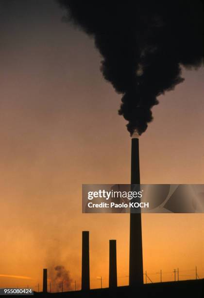 La cheminée Inco Superstack de la fonderie de nickel de Copper Cliff, en 1975, Canada.