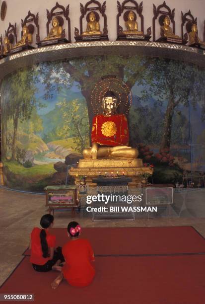 Intérieur de la pagode de Kaba Aye à Rangoon, en décembre 1994, Birmanie.