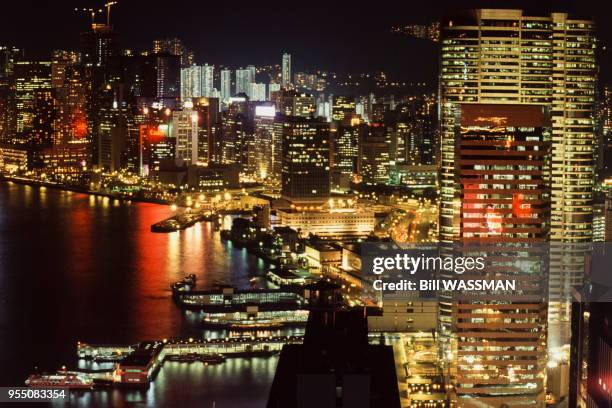 Vue des gratte-ciel du centre de Hong Kong de nuit, en 2002.