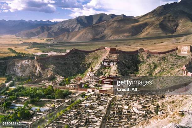 the dzong fortress "the city of heroes", gyantse, lhasa, tibet, china - gyantsé photos et images de collection