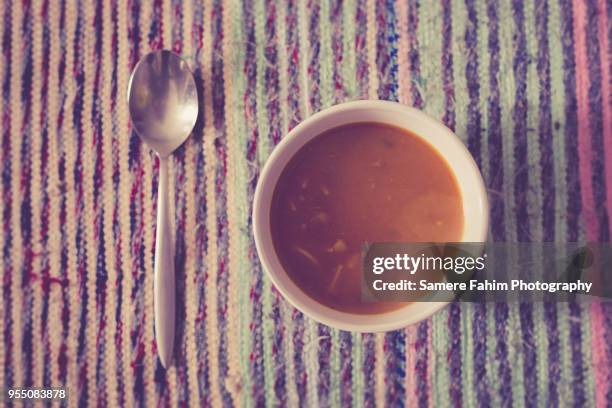 harira soup served on bowl - flat leaf parsley - fotografias e filmes do acervo