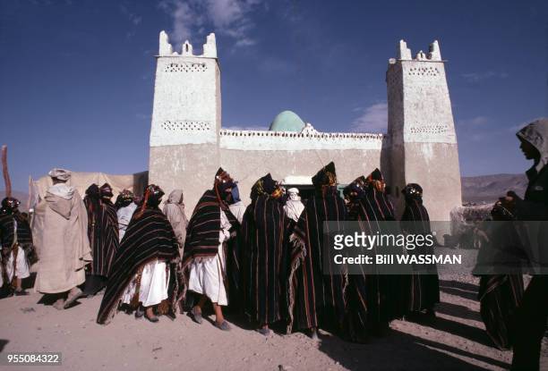 Hommes rassemblés pour le moussem de la fête des fiançailles d'Imilchil, en octobre 1985, Maroc.