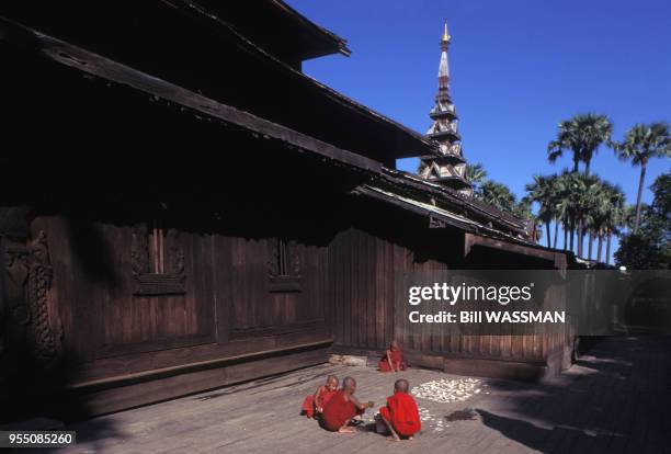Enfants moines dans le monastère Bagaya à Innwa, en décembre 1994, Birmanie.