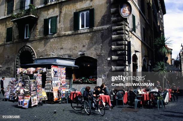 Terrasse d'un café sur la place Farnèse à Rome, en 2001, Italie.