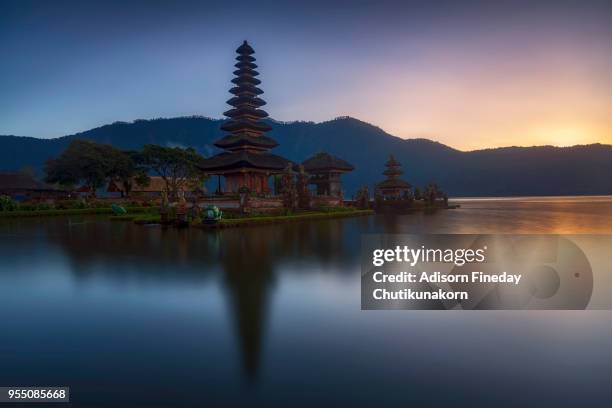 bali, pura ulun danu bratan temple - lake bratan area fotografías e imágenes de stock