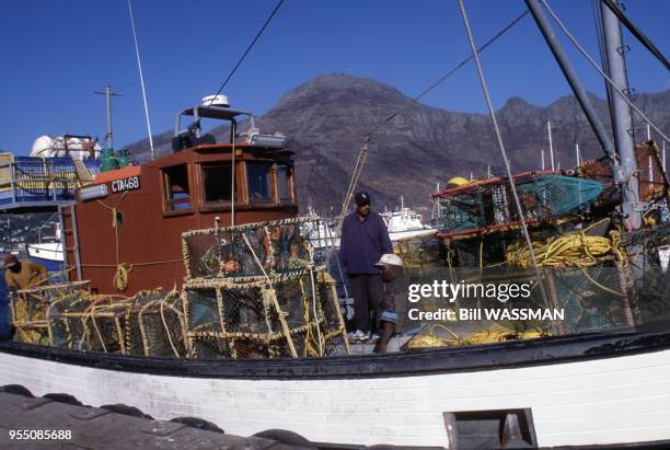 Chalutier dans le port de pêche de Hout Bay, en 2000, Afrique du Sud.