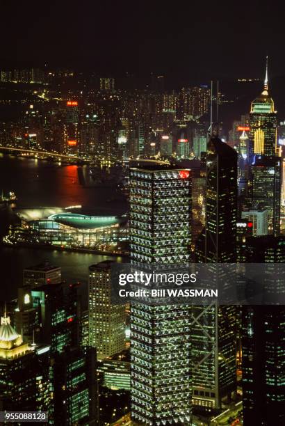 Vue de la tour de la Bank of China et du Cheung Kong Center de nuit à Hong Kong, en 2002.