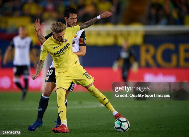 Samuel Castillejo of Villarreal competes for the ball with Daniel Parejo Valencia during the La Liga match between Villarreal and Valencia at Estadio...