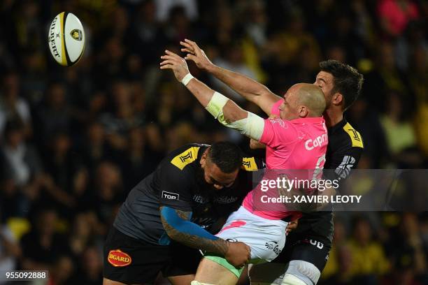 Stade Francais' Sergio Parisse passes the ball during the French Top 14 rugby union match between La Rochelle and Stade Francais on May 5, 2018 at...