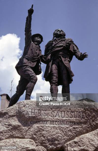 Statue de Jacques Balmat montrant le sommet mont Blanc à Horace-Bénédict de Saussure, à Chamonix, en Haute-Savoie, France.