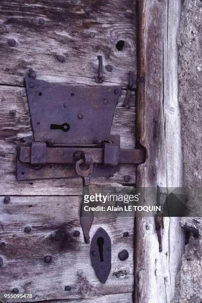 Poignée de porte en fer forgé à Clavans-en-Haut-Oisans, dans l'Isère, France.