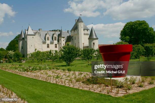 Le pot de fleurs géant, chateau en pierre de Tuffeau de Rivau, 31 mai 2009, à Léméré, Indre-et-Loire, France.