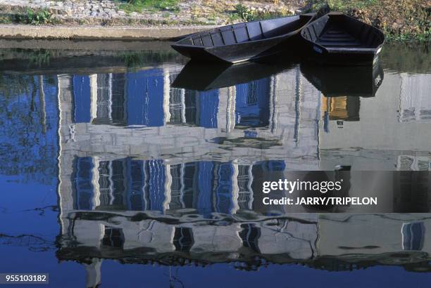 Reflet d'une maison dans le marais Poitevin à Coulon, dans les Deux-Sèvres, France.