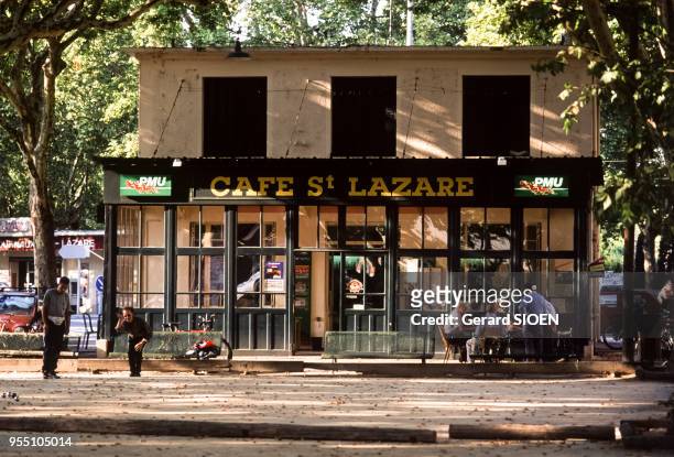 Terrain de pétanque devant le ?Café Saint Lazare? à Avignon, dans le Vaucluse, France.