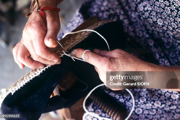 Fabrication artisanale d'espadrilles à Céret, dans les Pyrénées-Orientales, France.