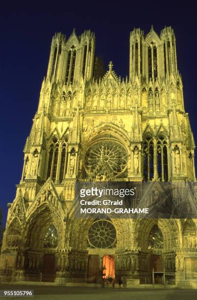 Vue de la façade de la cathédrale Notre-Dame de Reims de nuit, dans la Marne, France.