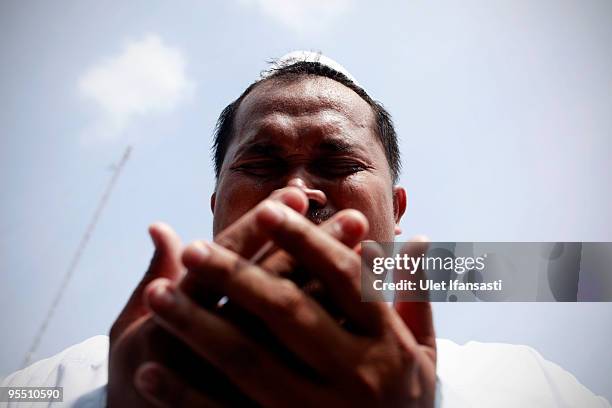 Supporter mourns former Indonesia president Abdurrahman Wahid during his burial in his East Java hometown on December 31, 2009 in Jombang, Indonesia....