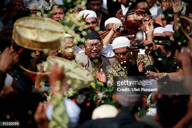 Crowd of supporters mourn former Indonesia president Abdurrahman Wahid during his burial in his East Java hometown on December 31, 2009 in Jombang,...