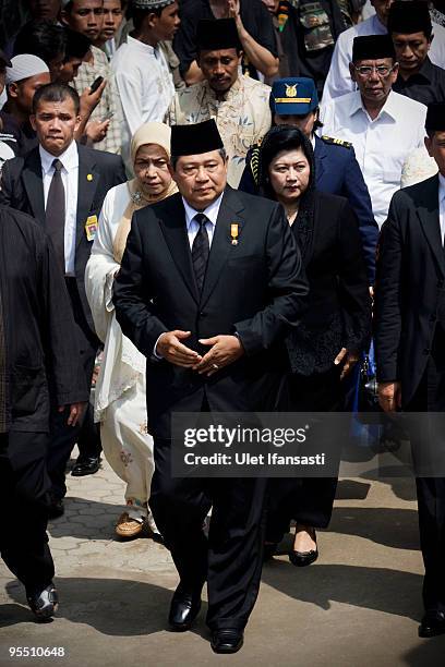 President Susilo Bambang Yudhoyono makes his way to pay his respects to former Indonesia president Abdurrahman Wahid during a memorial service at a...