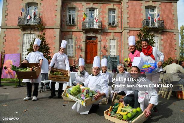 Ele?ves du lyce?e hôtelier Jean Monnet lors du pique-nique ze?ro gaspi pour lutter contre la gaspillage alimentaire le 17 octobre 2015, Panazol,...