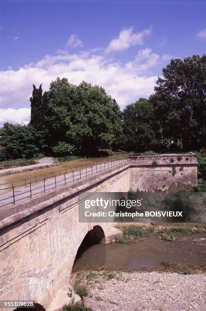 Le pont-canal de l'Orbiel, à l'intersection de l'Orbiel et du Canal du Midi à Trèbes, dans l'Aude, France.