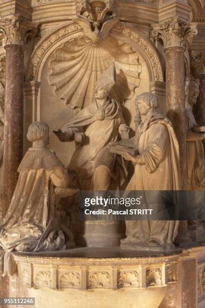 Sculpture du baptême de Clovis dans la basilique Saint-Remi de Reims, dans la Marne, France.