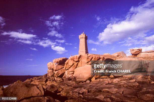 Le phare de Ploumanac'h à Perros-Guirec , sur la côte de granit Rose, dans les Côtes-d'Armor, France.