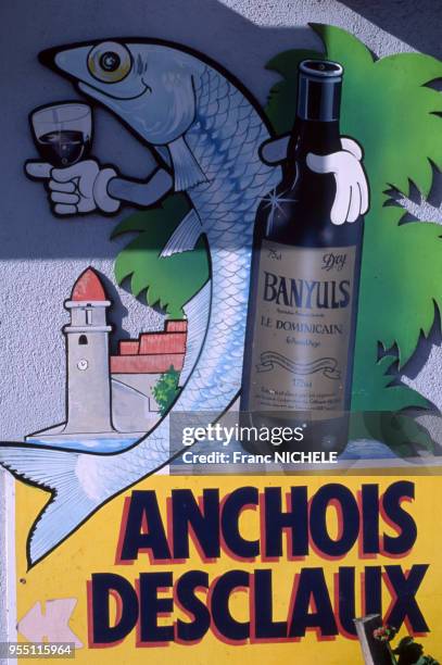 Publicité pour les ?Anchois Desclaux? avec une bouteille de Banyuls, à Collioure, dans les Pyrénées-Orientales, France.