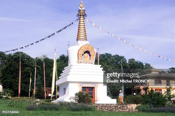 Le stupa du temple des mille Bouddhas de Dashang Kagyu Ling à La Boulaye, en Saône-et-Loire, France.