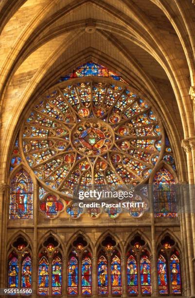 La rosace du transept nord de la cathédrale Saint-Etienne de Châlons-en-Champagne, dans la Marne, France.