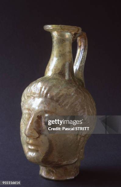 Cruche à tête de femme au musée des beaux-arts et d'archéologie de Châlons-en-Champagne, dans la Marne, France.