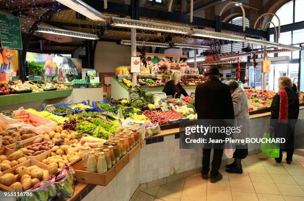 Les Halles, fruits et légumes, marché couvert à Cahors dans le Lot, Quercy, Midi-Pyrénées, 12 mars 2016.