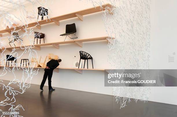 Algues de 2004 et chaises présentées lors de l'exposition de Ronan & Erwan Bouroullec "Bivouac" le 5 octobre 2011 à Beaubourg Metz, France.