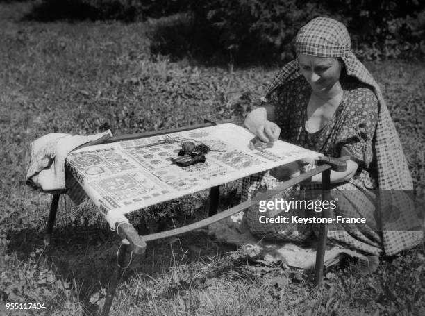 Une femme musulmane d'origine turque brode à la main un centre de table installée dans son jardin à Sarajevo, Yougoslavie.