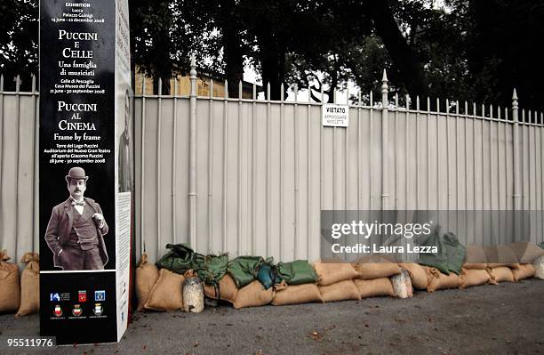 Wall of sandbags is stacked outside Museo Villa Puccini, the lakeside villa and now a museum of composer Giacomo Puccini, on December 30, 2009 in...