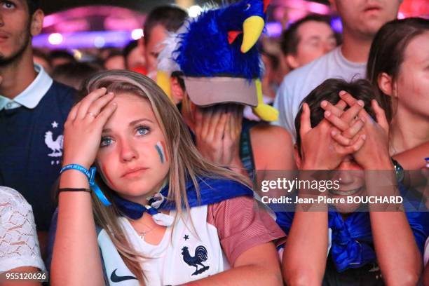 Tristesse des supporters de l?équipe de France de Football pendant l?Euro 2016 à la fin de la finale France Portugal dans la Fan Zone de Bordeaux le...