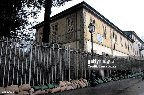 Wall of sandbags is stacked in front of Museo Villa Puccini, the lakeside villa and now a museum of composer Giacomo Puccini, on December 30, 2009 in...
