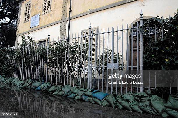 Wall of sandbags is stacked outside Museo Villa Puccini, the lakeside villa and now a museum of composer Giacomo Puccini, on December 30, 2009 in...