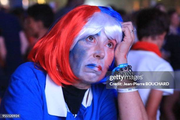 Tristesse d'un supporter de l?équipe de France de Football pendant l?Euro 2016 à la fin de la finale France Portugal dans la Fan Zone de Bordeaux le...
