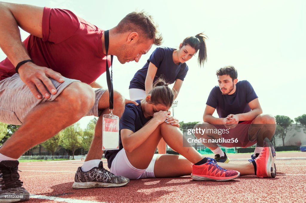 Young athlete injured to knee on the track