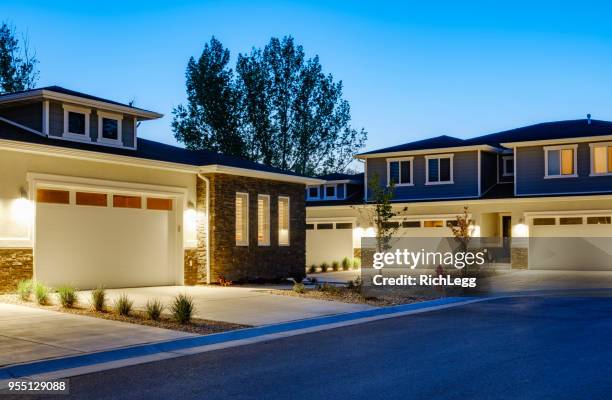 barrio de casas al atardecer - townhouse fotografías e imágenes de stock