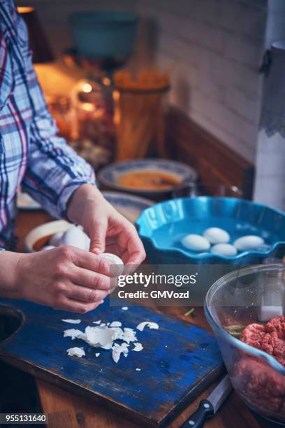 voorbereiding van de britse scotch eieren - scotch egg stockfoto's en -beelden